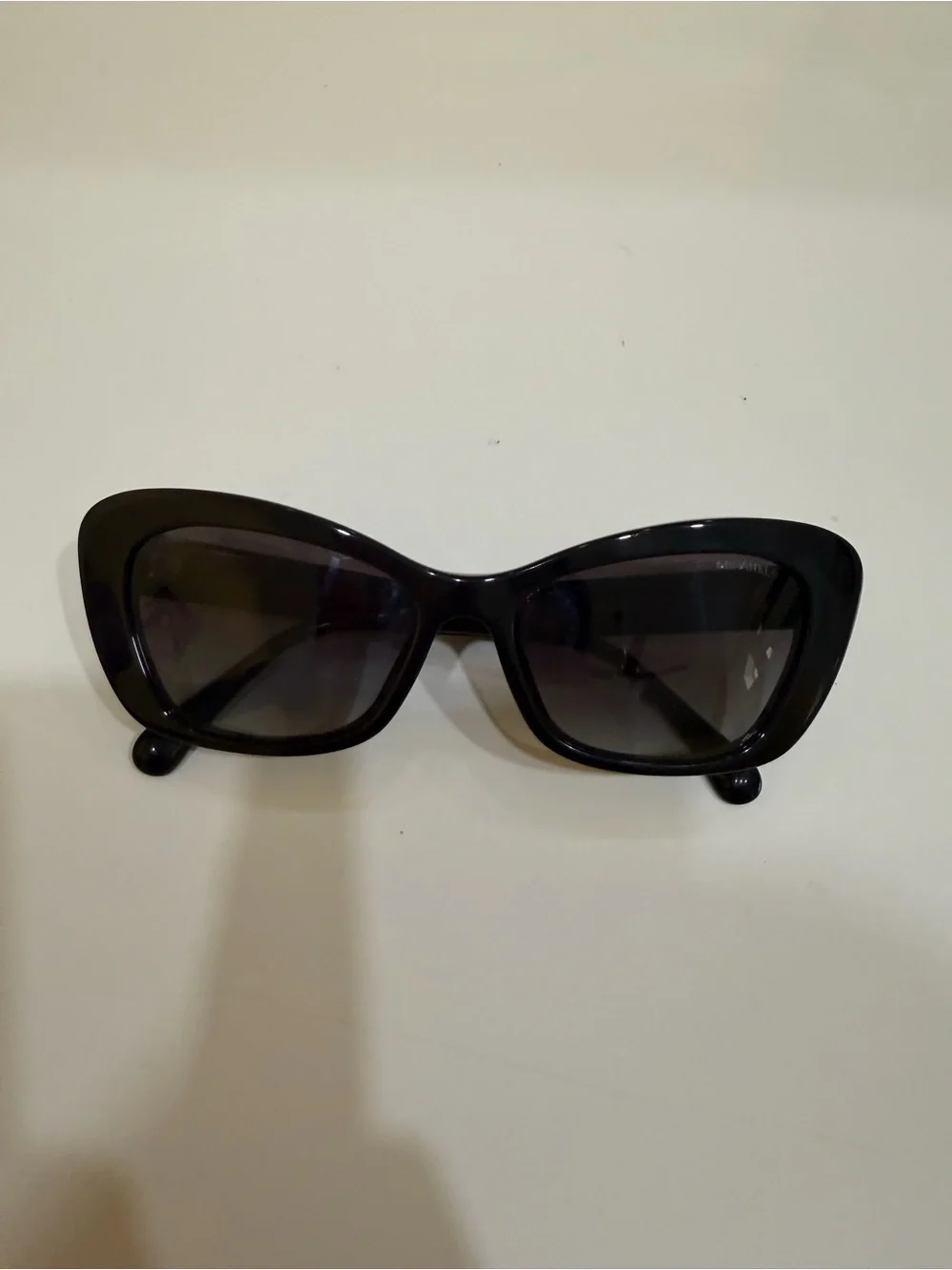 CHANEL Black Oversized Gradient Sunglasses with Quilted Case - Chic Logo Accent
